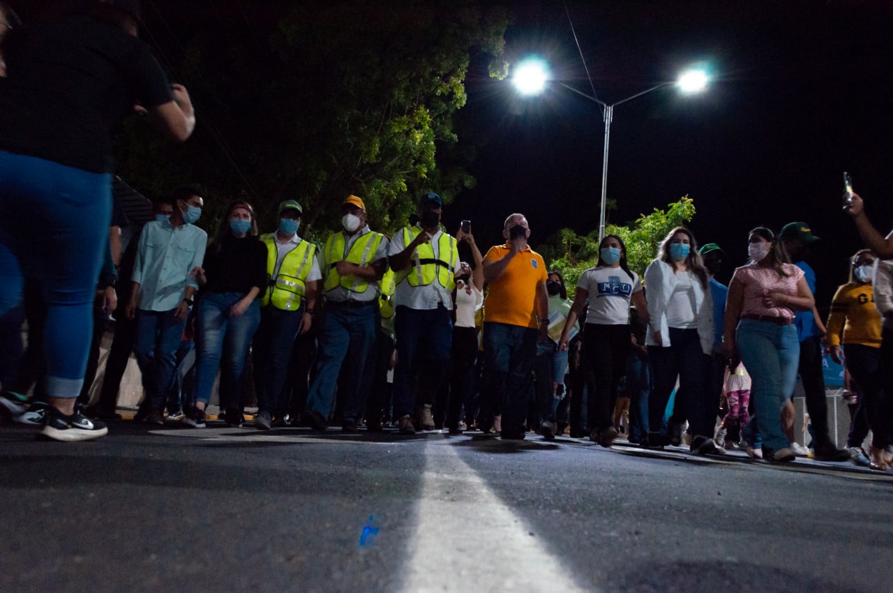 Alcaldía de Maracaibo recupera vialidad e iluminación de Facultad de Medicina LUZ