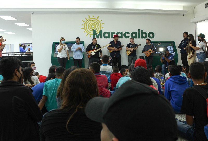C4Trío y Simón visitan la Alcaldía de Maracaibo