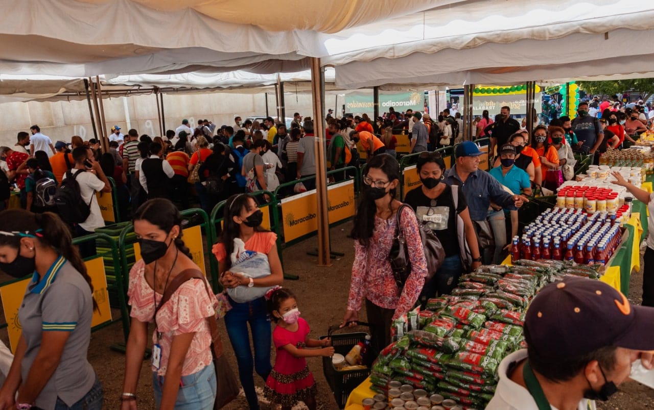 Mercado del sol en el estacionamiento de la Alcaldía