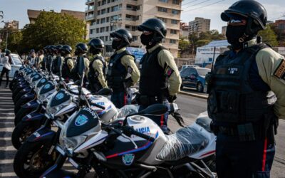 Alcalde Rafael Ramírez Colina entrega 10 motos y 50 bicicletas a Polimaracaibo