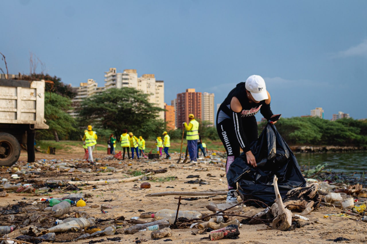 Alcaldía de Maracaibo suma voluntarios al plan de limpieza de las riberas del Lago