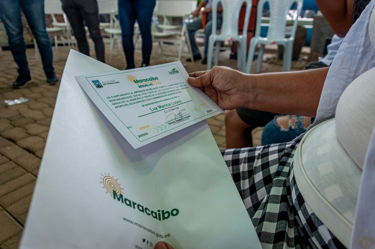 Cambiar la alineación del texto Muestra más herramientas del bloque Alcaldía entrega certificados a 100 beneficiados del programa Maracaibo Resuelve tu Techo