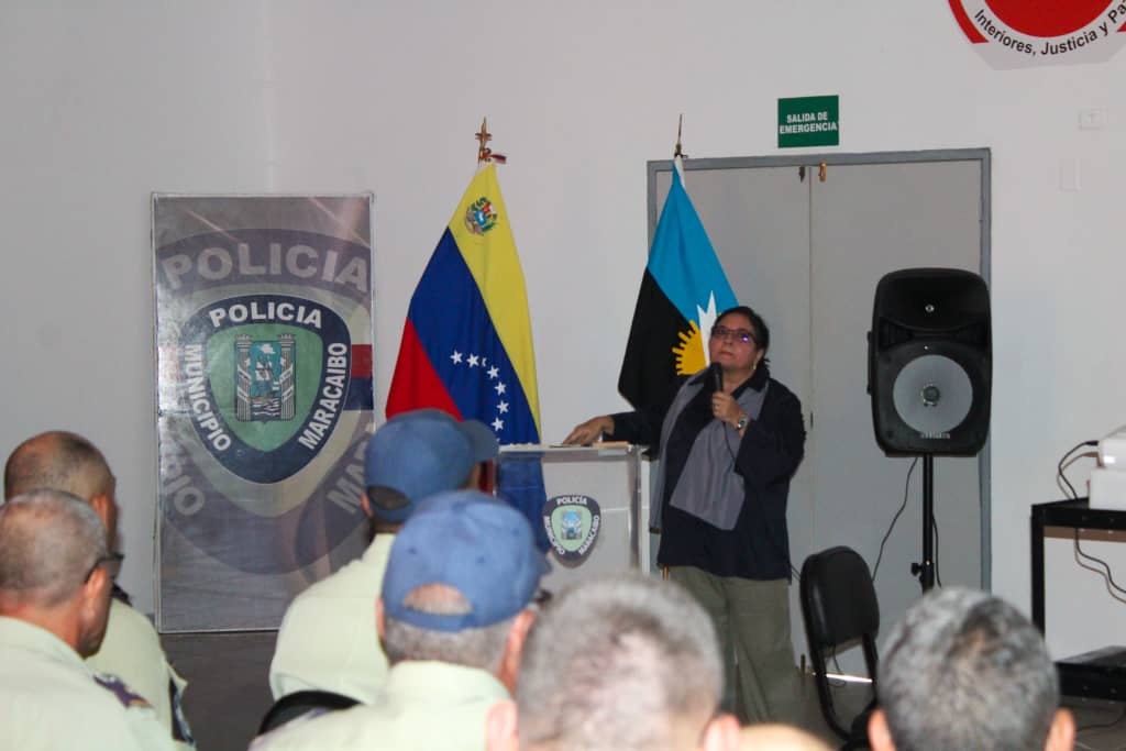 oficiales de Polimaracaibo se forman en un foro realizado en el Salón del Centro de Coordinación Policial