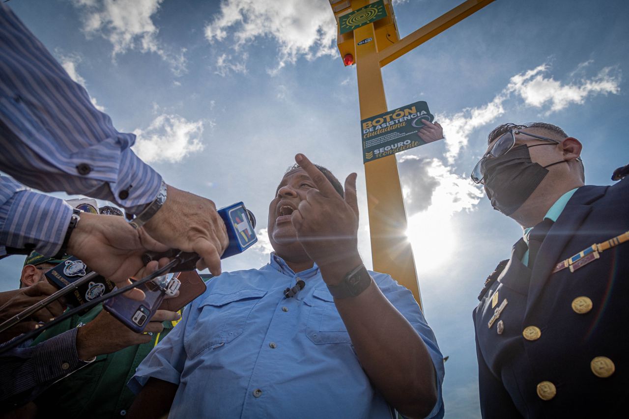 Alcaldía de Maracaibo instala botones de seguridad en postes inteligentes de la ciudad