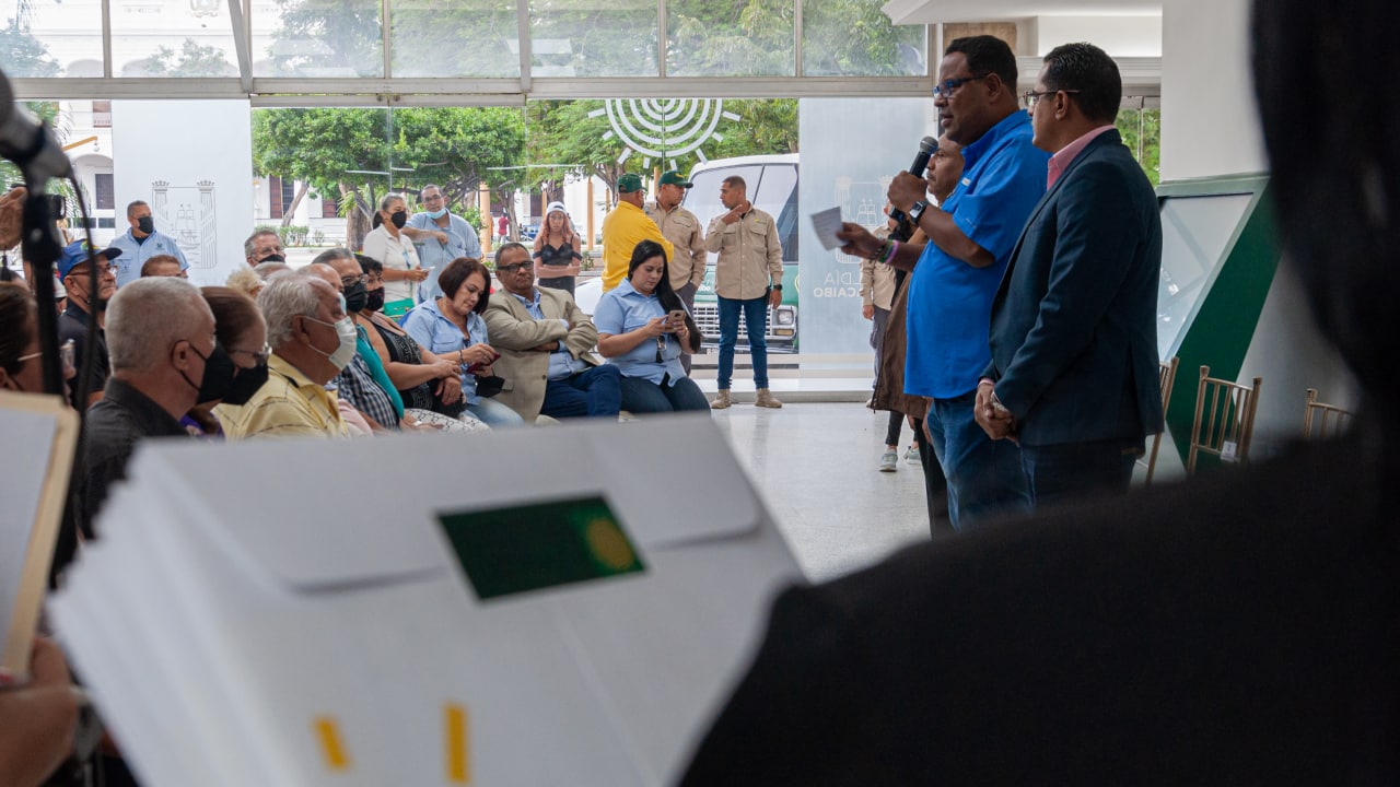 Alcaldía de Maracaibo entrega 22 títulos de propiedad de terrenos ejidos en siete parroquias