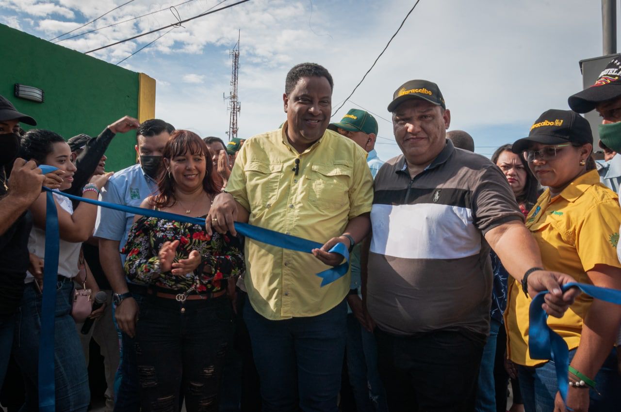 Alcaldía de Maracaibo construye e inaugura baños en el Mercado Curva de Molina