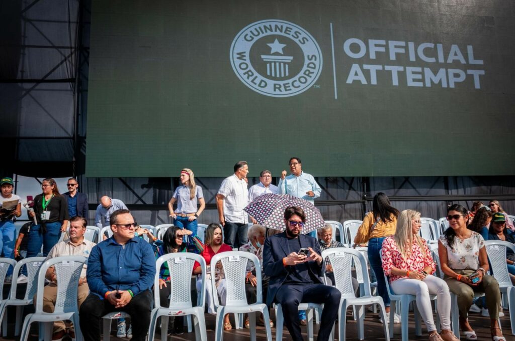 Alcalde Rafael Ramírez Colina llega a la plazoleta a vivir esta hazaña con más de 400 gaiteros, aspirando por el Guinness World Récord.