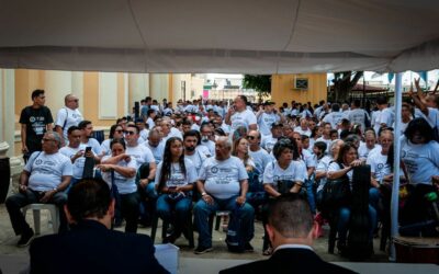 Con entusiasmo llegaron los 414 gaiteros a la Plazoleta de la Basílica para buscar el Guinness World Record