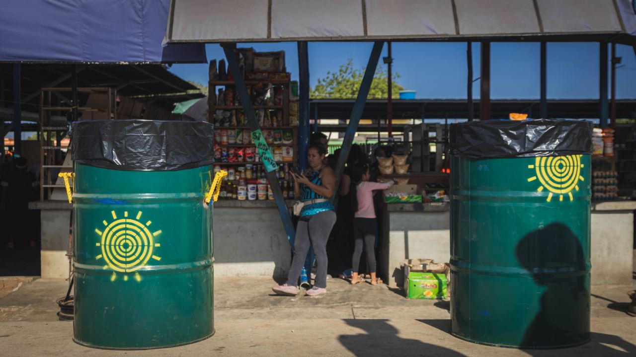 Alcaldía de Maracaibo entrega pipas para desechos sólidos a mercados públicos de la ciudad