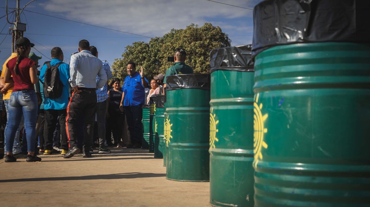 Alcaldía de Maracaibo entrega pipas para desechos sólidos a mercados públicos de la ciudad