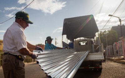 Alcaldía de Maracaibo retoma programa Resuelve tu Techo con la entrega de láminas de zinc en siete parroquias