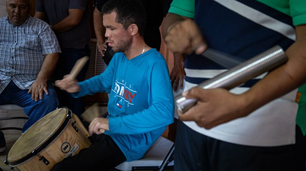 El presidente del IMGRA, Endri Mendez, tocando el Cuatro con miembros de la Asociación Zuliana de Ciegos / Foto: Alcaldía de Maracaibo - Edgar Frías