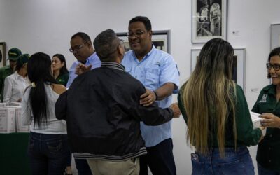Alcaldía de Maracaibo entrega diccionarios jurídicos a los abogados de su gestión a través de Fundabiblioteca