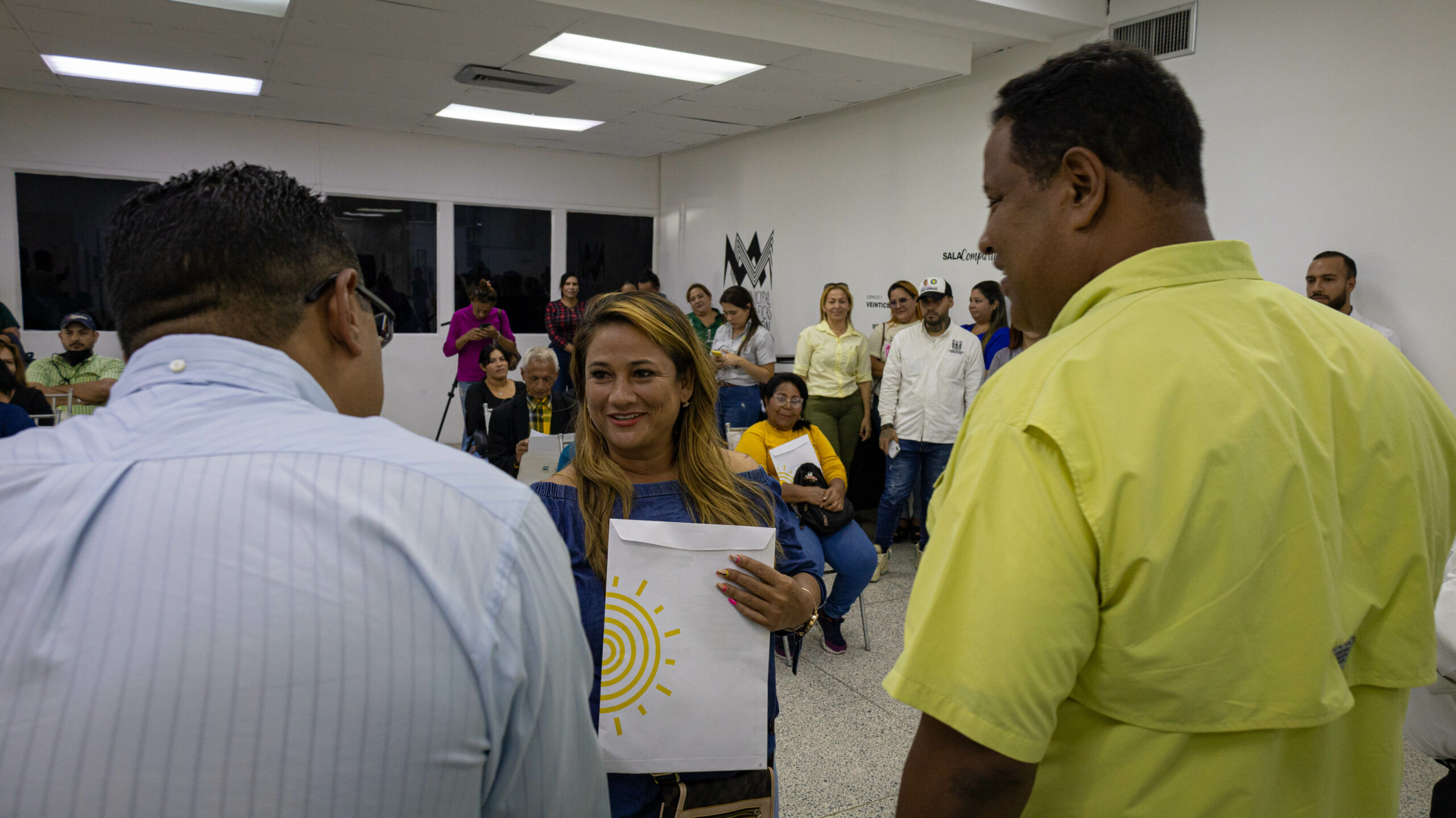 Alcaldía de Maracaibo entrega documentos de terrenos ejidos a familias de siete parroquias