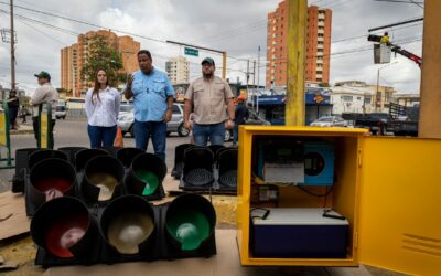 35 nuevos semáforos con paneles solares instala la Alcaldía de Maracaibo en la calle Cecilio Acosta