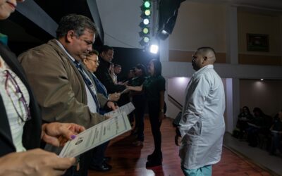 Alcaldía entrega 50 certificados a empleados públicos por capacitaciones de salud y seguridad en alianza con el UNIR