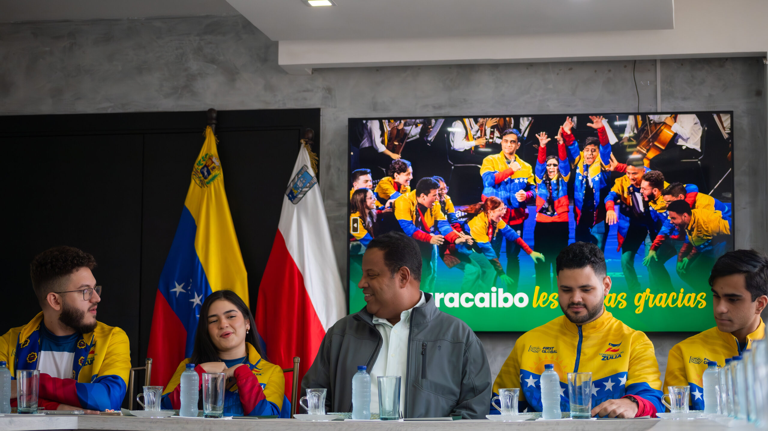 Alcalde Rafael Ramírez Colina celebra con la Selección Nacional de Robótica su triunfo en el First Global Challenge 2023