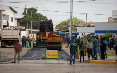 Alcaldía y Maraplus inician asfaltado en la calle 79 tras convenio de beneficios fiscales