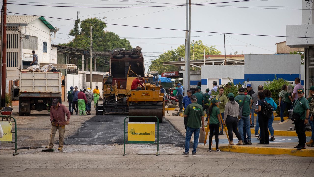 Alcaldía y Maraplus inician asfaltado tras convenio de beneficios fiscales