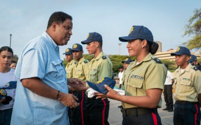 Alcaldía dota a Polimaracaibo de 600 uniformes para entrenamiento físico