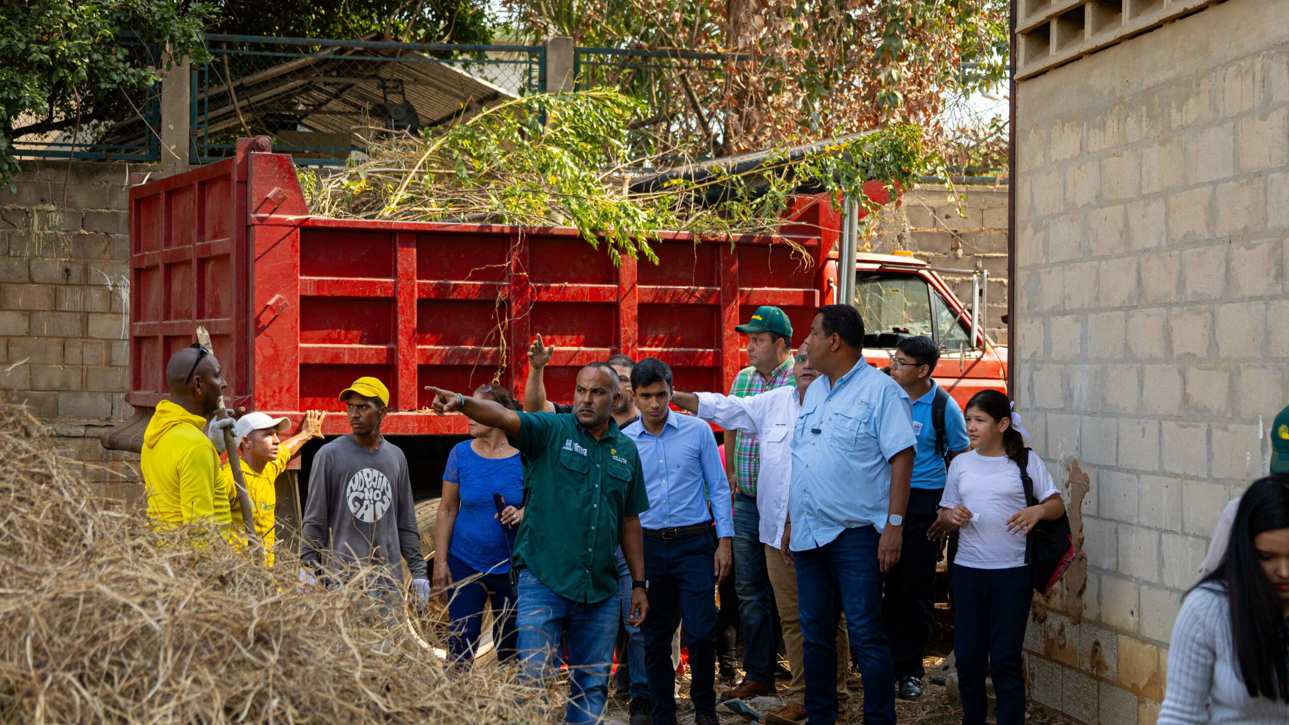 Colegio Fe y Alegría Niños Trabajadores recibe desmalezamiento y fumigación de la Alcaldía de Maracaibo