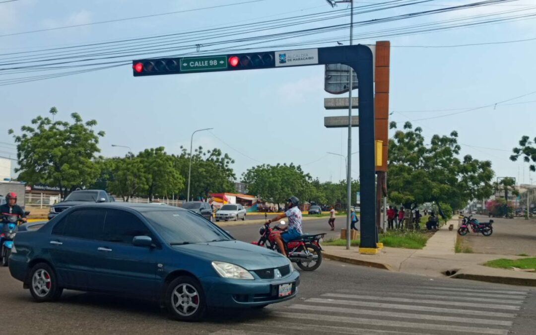 Reinstalados dos semáforos en la Circunvalación 2 de Maracaibo afectados por las lluvias