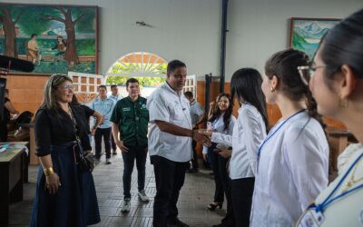 Alcaldía de Maracaibo acompañó la primera Feria Vocacional del Colegio Santo Cristo de la parroquia Raúl Leoni